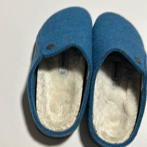 Worn like three times! Comfy and new!